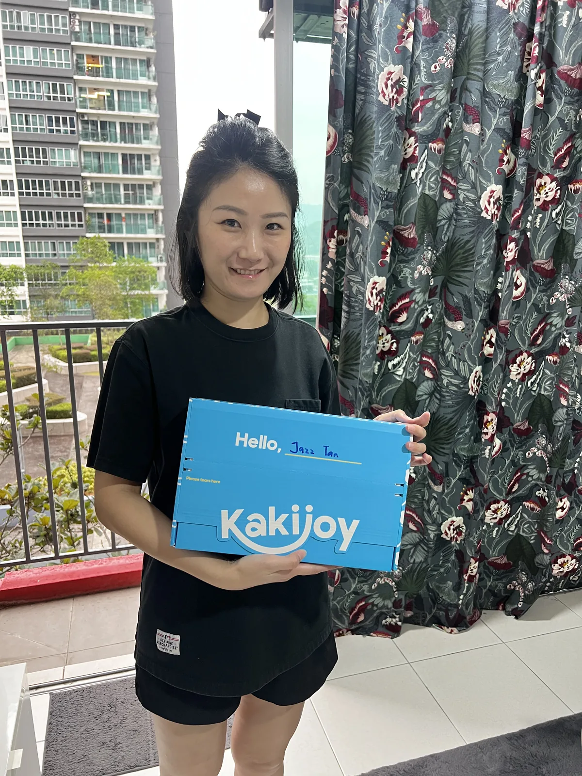 KakiJoy customer receiving insoles