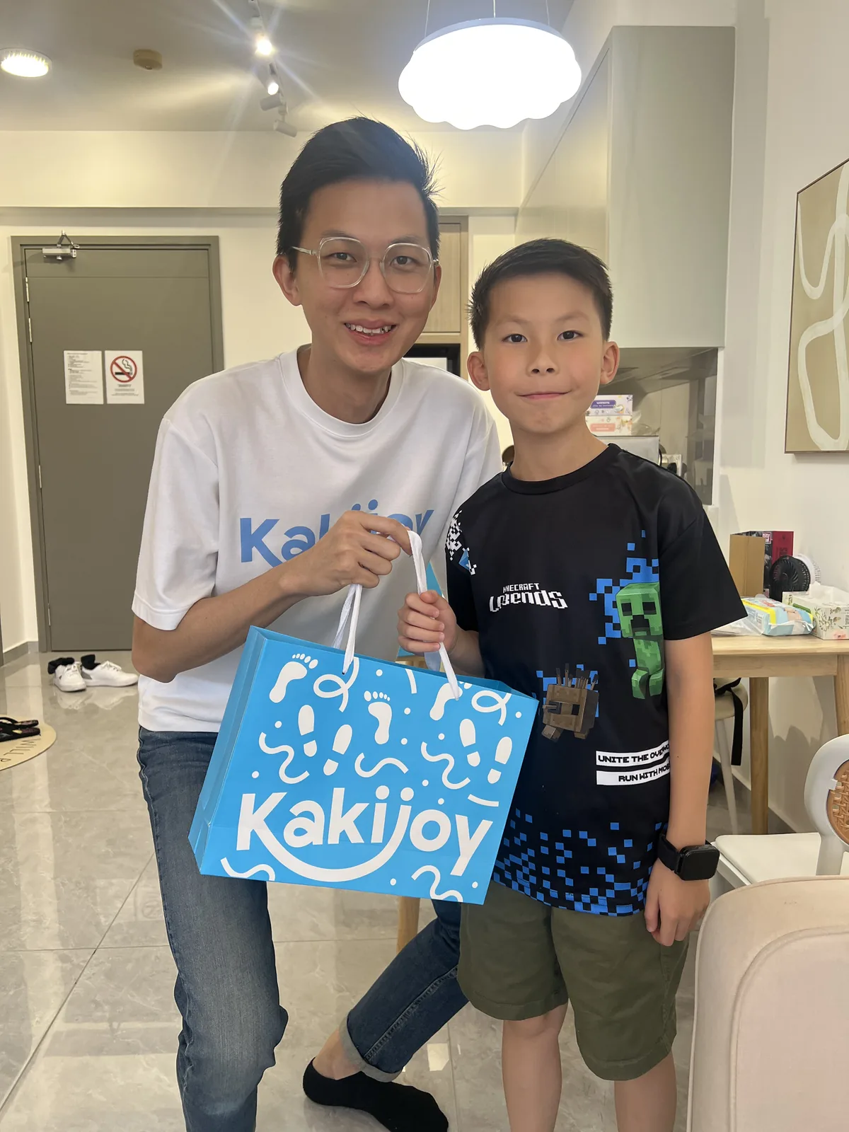A KakiJoy customer kid receiving insoles