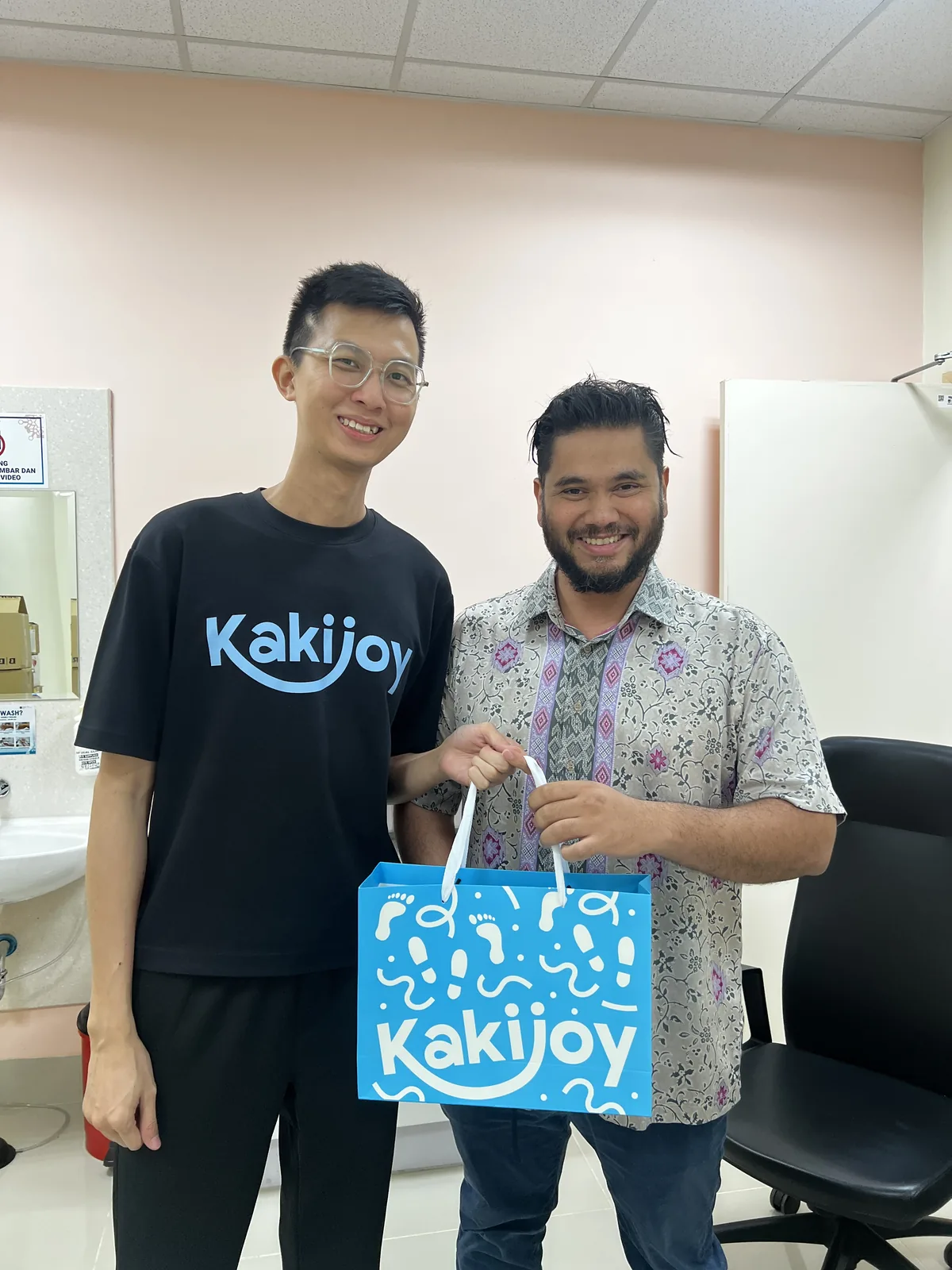 Orthopedic doctor partner holding a KakiJoy insole